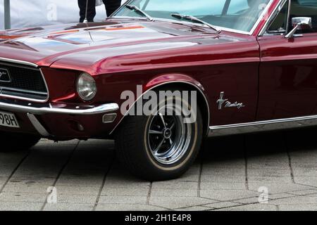 HEILIGENHAUS, NRW, GERMANIA - 10 SETTEMBRE 2017: Heiligenhaus, NRW, Germania - 10 settembre 2017: 1966 Ford Mustang vista laterale di colore rosso, parcheggiato in Foto Stock