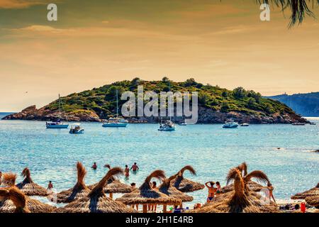 SANT ELM, MALLORCA, SPAGNA - 04 GIUGNO 2016: La baia di Sant Elm la spiaggia con vista sull'isola dei draghi e barche a vela e yacht a motore, Maiorca Foto Stock