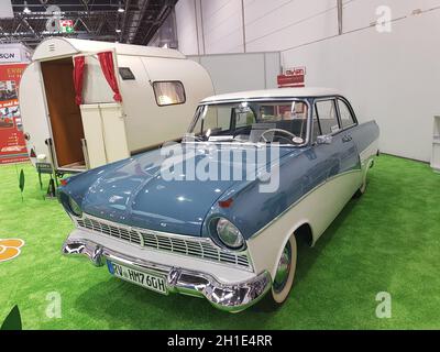 DUESSELDORF, NRW, GERMANIA - 04 SETTEMBRE 2019: Duesseldorf, NRW, Germania - 04 settembre 2019: Camper e camper in vendita o in affitto presso una mostra Foto Stock