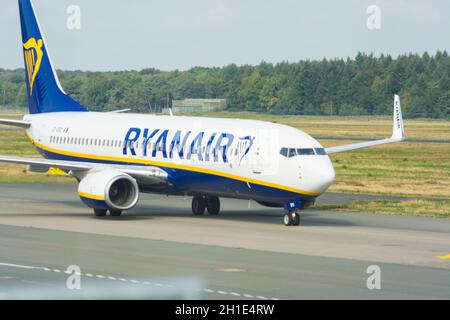 WEEZE, NRW, GERMANIA - 10 SETTEMBRE 2018: Aereo della compagnia aerea Ryanair sulla pista dell'aeroporto di Weeze. Foto Stock