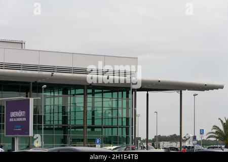 WEEZE, NRW, GERMANIA - 10 SETTEMBRE 2018: Area d'ingresso dell'aeroporto regionale Weeze fotografata dal parcheggio Foto Stock