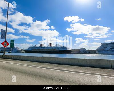 Porto di Miami con la città di Miami sullo sfondo. Vista dalla strada Foto Stock