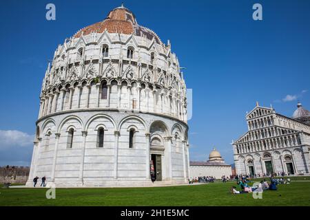 PISA, Italia - aprile, 2018: i turisti a Pisa il Battistero di San Giovanni in un bel inizio giornata di primavera Foto Stock