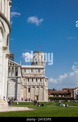 PISA, Italia - Aprile 2018: Battistero di San Giovanni, Metropolitan primaziale cattedrale dell Assunzione di Maria e la Torre Pendente di Pisa Foto Stock