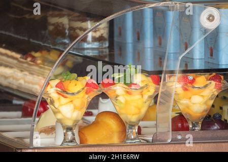 macedonia di frutta estiva nel banco frigorifero Foto Stock
