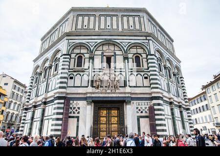 Firenze, Italia - Aprile 2018: turisti al Battistero di San Giovanni a Firenze Foto Stock