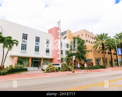 Miami, Stati Uniti d'America - 30 novembre 2019: Street with Tropics Hotel at Collins Avenue a Miami Beach Foto Stock