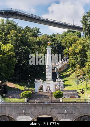 Kiev, Ucraina - 13 Luglio 2019: vista del monumento per i diritti di Magdeburgo a Kyiv, la capitale di Ucraina. Foto Stock