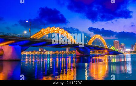 DA NANG, VIETNAM - Oct 4, 2019: Vista notturna del Ponte del Drago sul fiume Han nella città di da Nang nella costa centrale meridionale del Vietnam Foto Stock