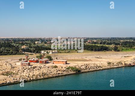 Ismailia, Egitto - 5 Novembre 2017: tipico canale di Suez paesaggio, terreni agricoli lungo il canale in Egitto, Africa. Post militare in primo piano. Foto Stock