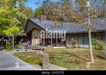 Parcheggia gli ospiti all'esterno del centro visitatori Sugarlands nel parco nazionale delle Great Smoky Mountains, vicino a Gatlinburg, Tennessee Foto Stock