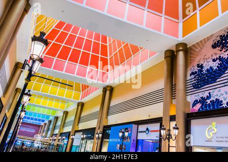 SINGAPORE - 5 MAR 2020: Interno del Millenia Walk Shopping Centre a Singapore Foto Stock