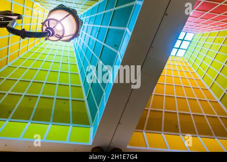 SINGAPORE - 5 MAR 2020: Interno del Millenia Walk Shopping Centre a Singapore Foto Stock