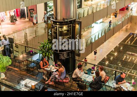 SINGAPORE - 2 MAR 2020: Interno del Paragon Shopping Center a Orchard Rd in Singapore Foto Stock