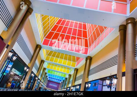 SINGAPORE - 5 MAR 2020: Interno del Millenia Walk Shopping Centre a Singapore Foto Stock