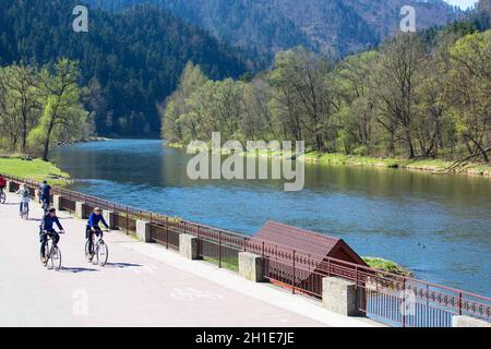 Szczawnica, Polonia - 20 aprile 2019: Gola del fiume Dunajec, pista ciclabile sulle rive del fiume Foto Stock