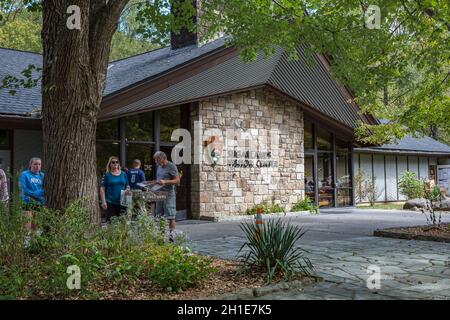 Parcheggia gli ospiti all'esterno del centro visitatori Sugarlands nel parco nazionale delle Great Smoky Mountains, vicino a Gatlinburg, Tennessee Foto Stock