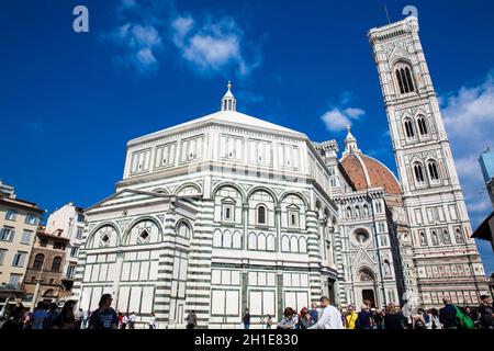 Firenze, Italia - Aprile 2018: turisti al Battistero di San Giovanni, il Campanile di Giotto e il Duomo di Firenze Foto Stock