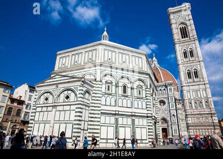 Firenze, Italia - Aprile 2018: turisti al Battistero di San Giovanni, il Campanile di Giotto e il Duomo di Firenze Foto Stock