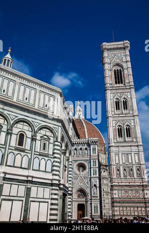 Firenze, Italia - Aprile 2018: turisti al Battistero di San Giovanni, il Campanile di Giotto e il Duomo di Firenze Foto Stock