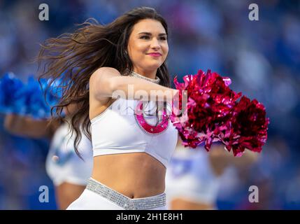 Indianapolis, Indiana, Stati Uniti. 17 ottobre 2021. Il cheerleader di Indianapolis Colts si esibisce durante l'azione di gioco di football della NFL tra gli Houston Texans e gli Indianapolis Colts al Lucas Oil Stadium di Indianapolis, Indiana. Indianapolis sconfisse Houston 31-3. John Mersies/CSM/Alamy Live News Foto Stock