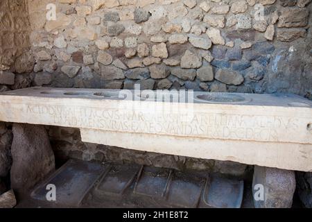 POMPEI, ITALIA - APRILE 2018: Mensa Ponderaria un contatore utilizzato per controllare le misure di capacità utilizzate per le merci in commercio nell'antica città di Pompei Foto Stock
