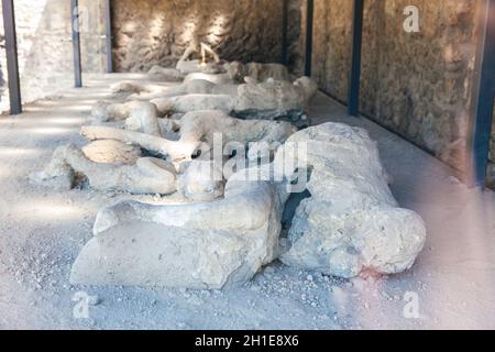 POMPEI, ITALIA - APRILE 2018: Corpi in gesso delle vittime dell'antica città di Pompei