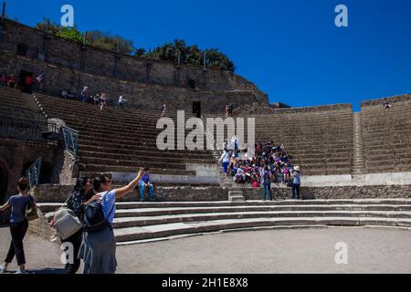 Pompei, Italia - Aprile 2018: turisti presso il Teatro Grande di Pompei Foto Stock