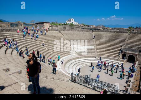 Pompei, Italia - Aprile 2018: turisti presso il Teatro Grande di Pompei Foto Stock