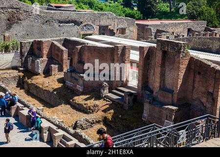 Pompei, Italia - aprile, 2018: i turisti che visitano le rovine di antiche città di Pompei Foto Stock
