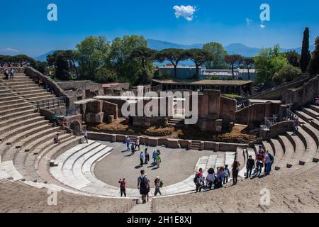 Pompei, Italia - Aprile 2018: turisti presso il Teatro Grande di Pompei Foto Stock