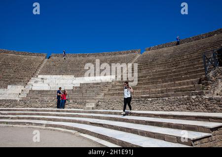 Pompei, Italia - Aprile 2018: turisti presso il Teatro Grande di Pompei Foto Stock