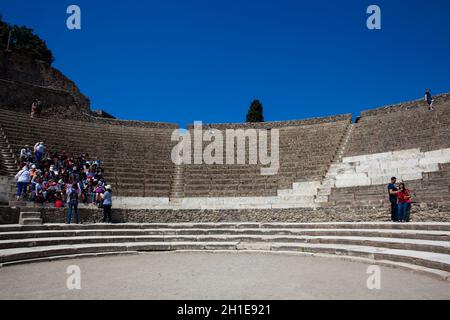 Pompei, Italia - Aprile 2018: turisti presso il Teatro Grande di Pompei Foto Stock