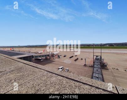 Aeroplani in posizione di parcheggio presso l'aeroporto di Stoccarda, Germania Foto Stock