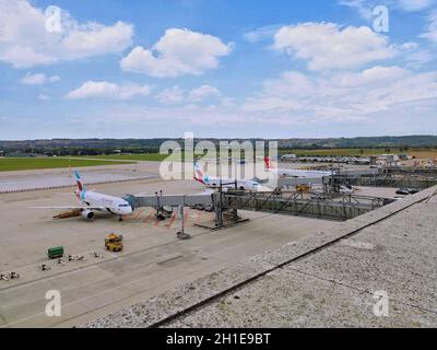 Aeroplani in posizione di parcheggio presso l'aeroporto di Stoccarda, Germania Foto Stock