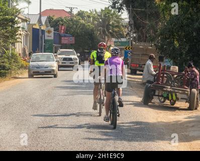 I tour in bicicletta offrono un ottimo modo per esplorare il paese - Roka Ar, Cambogia Foto Stock