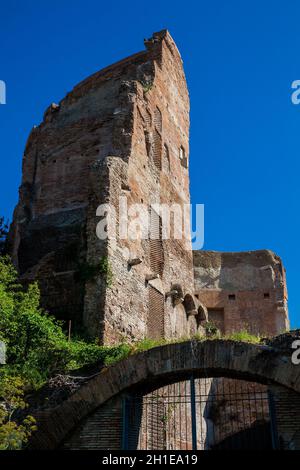 Le rovine delle Terme di Traiano una balneazione e un complesso di svaghi costruito nell antica Roma a partire dal 104 D.C. Foto Stock