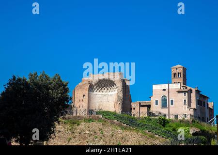 Rovine del Tempio di Venere e Roma situato sul colle Veliano Foto Stock