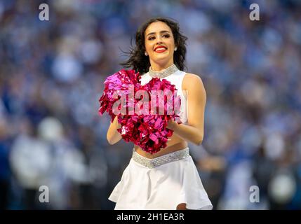 Indianapolis, Indiana, Stati Uniti. 17 ottobre 2021. Il cheerleader di Indianapolis Colts si esibisce durante l'azione di gioco di football della NFL tra gli Houston Texans e gli Indianapolis Colts al Lucas Oil Stadium di Indianapolis, Indiana. Indianapolis sconfisse Houston 31-3. John Mersies/CSM/Alamy Live News Foto Stock