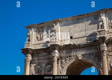 L'Arco di Costantino un arco trionfale a Roma, situato tra il Colosseo e Palatino costruita nell'anno 315 D.C. Foto Stock
