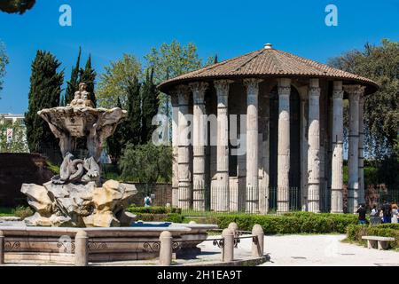 Roma, Italia - Aprile 2018: Il Tempio di Ercole Vincitore o Ercole Olivarius un tempio romano in piazza Bocca della Verita e la fontana del Tri Foto Stock