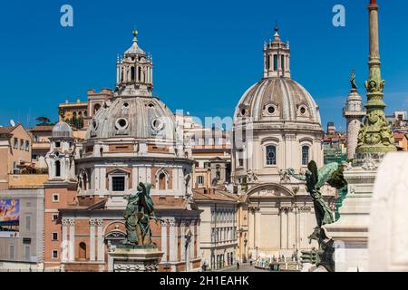 Roma, Italia - Aprile 2018: Il Vittorio Emanuele II monumento chiamato anche Altare della Patria un monumento costruito in onore di Vittorio Emanuele II la prima Foto Stock