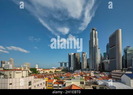 Vista ad alto angolo dello skyline della città di Singapore presso Boat Quay e il quartiere degli affari sul lungomare di Clarke Quay Foto Stock