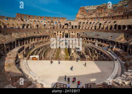 Roma, Italia - Aprile 2018: vista dell'interno del Colosseo romano che mostra l'arena e l'ipogeo in una bella giornata di sole Foto Stock