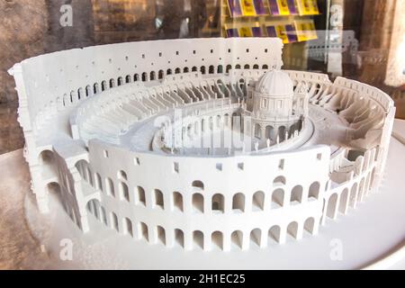 Roma, Italia - Aprile 2018: modello del famoso Colosseo a Roma Foto Stock