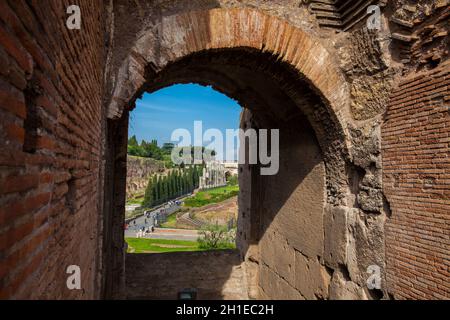 Roma, Italia - Aprile 2018: l'Arco di Tito e la Via Sacra visto dal Colosseo Foto Stock