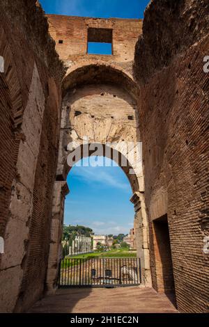 Roma, Italia - Aprile 2018: l'Arco di Tito e la Via Sacra visto dal Colosseo Foto Stock