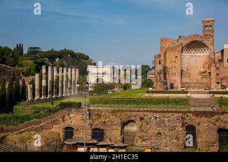 Rovine del tempio di Venere e Roma situato sulla collina di Velian e Arco di Tito Foto Stock