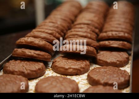 salvador, bahia / brasile - 28 luglio 2017: Pezzi di cioccolato fondente sono visti in negozio nella città di Salvador. *** Local Caption *** . Foto Stock