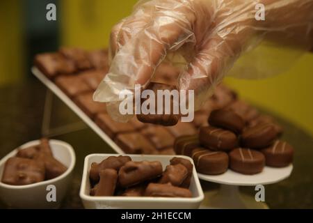 salvador, bahia / brasile - 28 luglio 2017: Pezzi di cioccolato fondente sono visti in negozio nella città di Salvador. *** Local Caption *** . Foto Stock